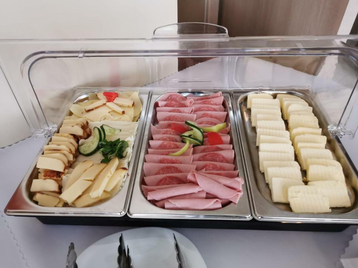 Hotel Poludnica Liptovský Mikuláš エクステリア 写真