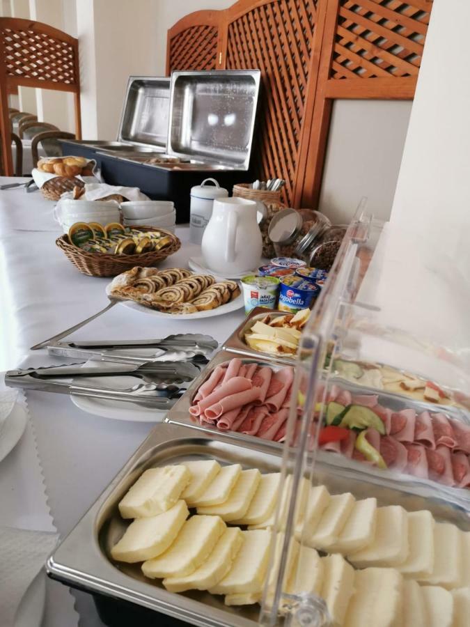 Hotel Poludnica Liptovský Mikuláš エクステリア 写真